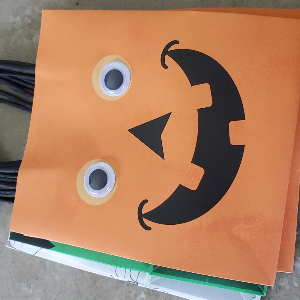 Set of 6 HALLOWEEN 🎃 GIFT BAGS 🎁  🍬  🥳  Brand new, never used